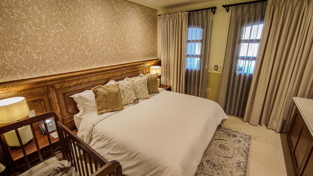 GRAND, KING BED, POOL VIEW