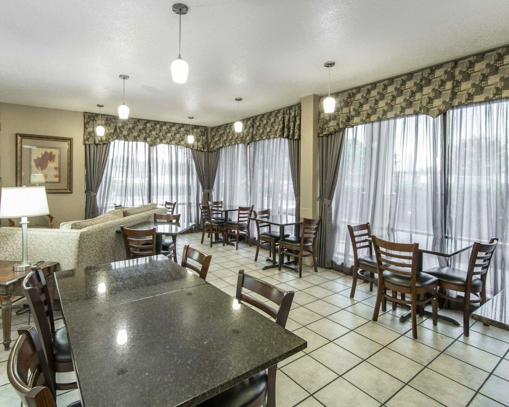 Quality Inn Merchants Drive 33/42