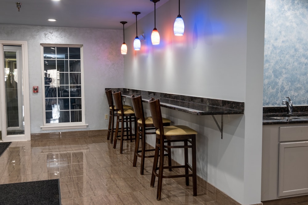 Hilltop Inn & Suites - North Stonington 48/60
