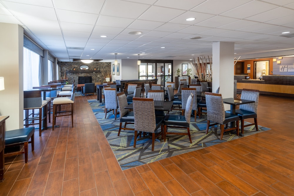 Holiday Inn Express Forsyth 36/42