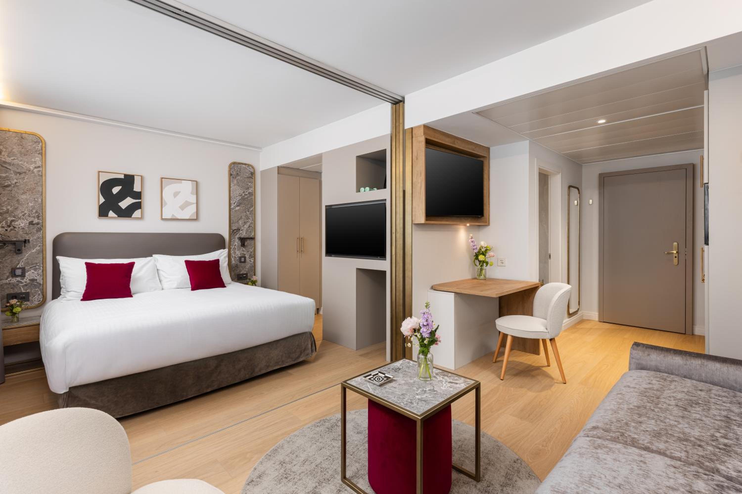 غرفة سيغنتشر بسرير كينج بغرفة نوم واحدة مع أريكة، Royal Manotel 2/2