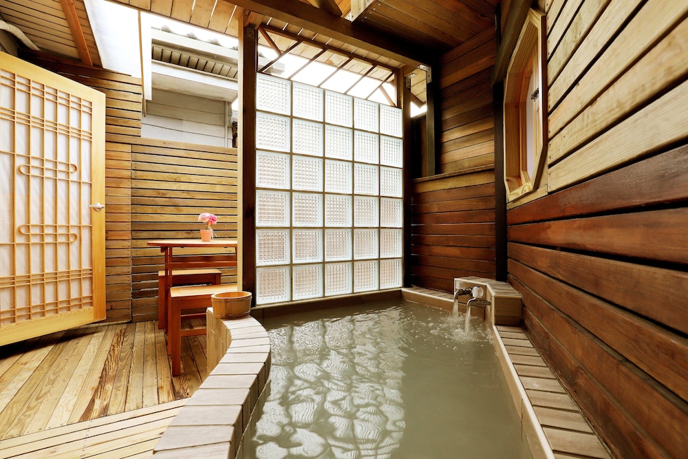 Phoenix Pavilion Hot Spring Hotel 46/65