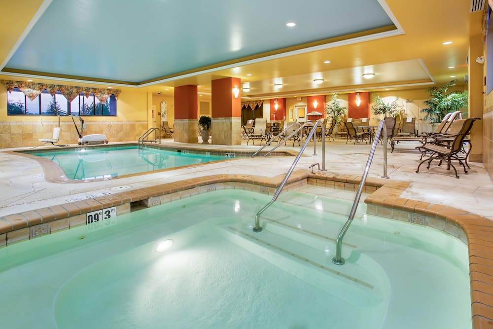Holiday Inn Express Hotel Suites Bloomington 3/49