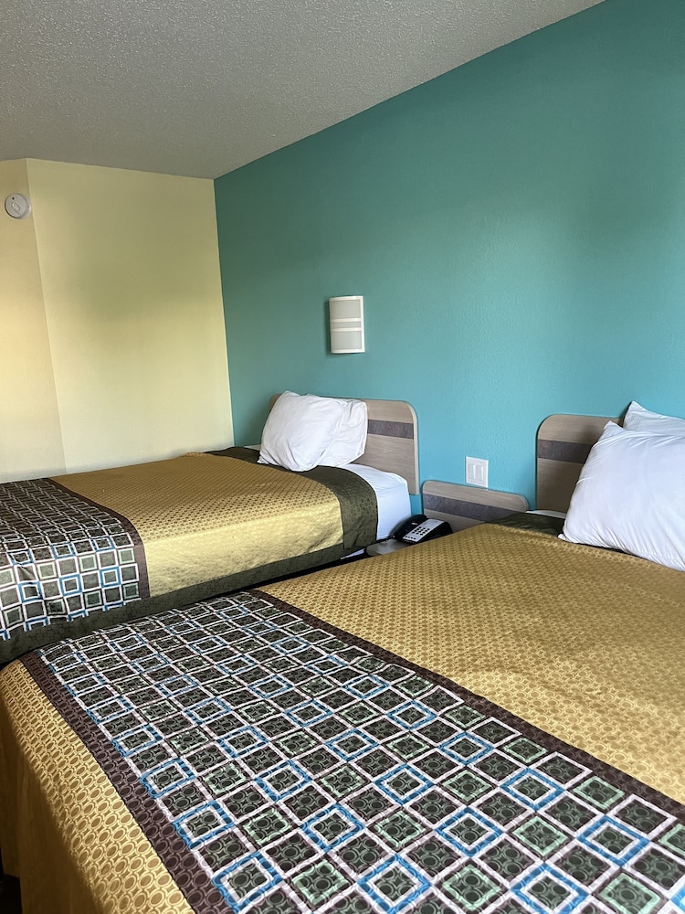 Howard Johnson by Wyndham Clarksville Tennessee 15/45