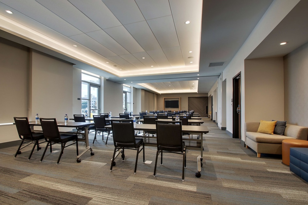 Hyatt House Oak Brook 58/64