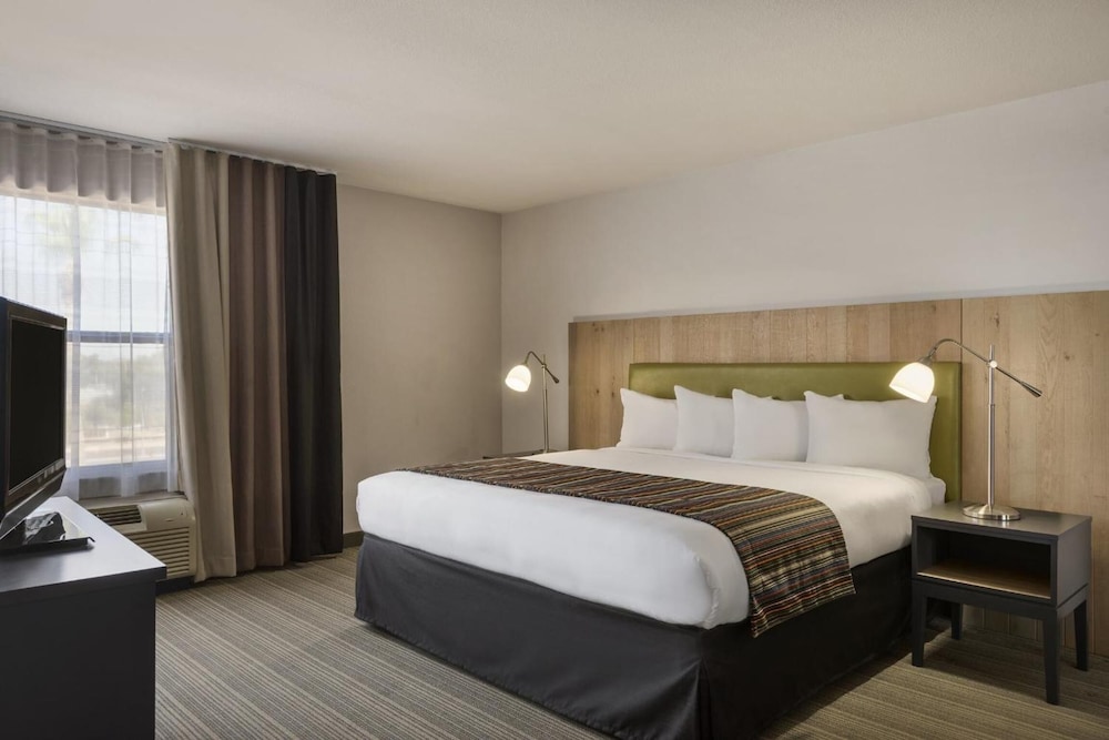 GreenTree Inn and Suites Phoenix Sky Harbor 10/65