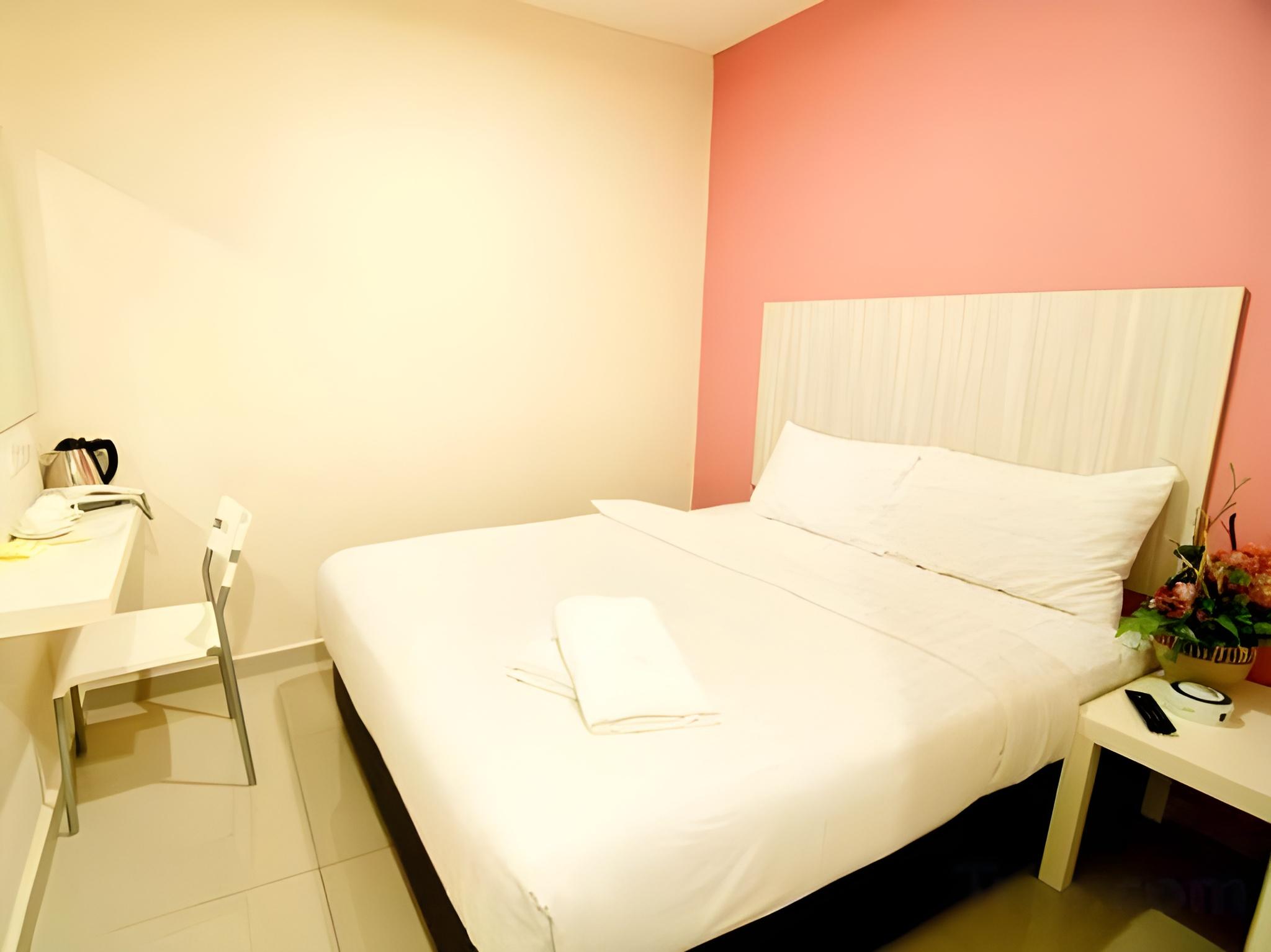 Standard, Queen Bed, No Window
