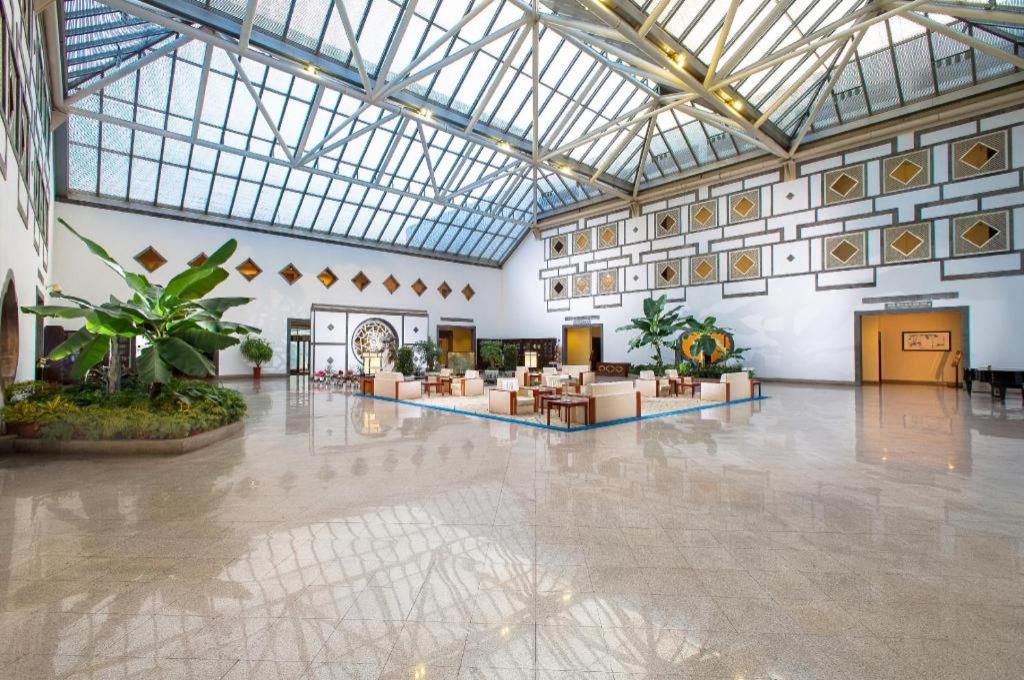 Fragrant Hill Hotel 9/60