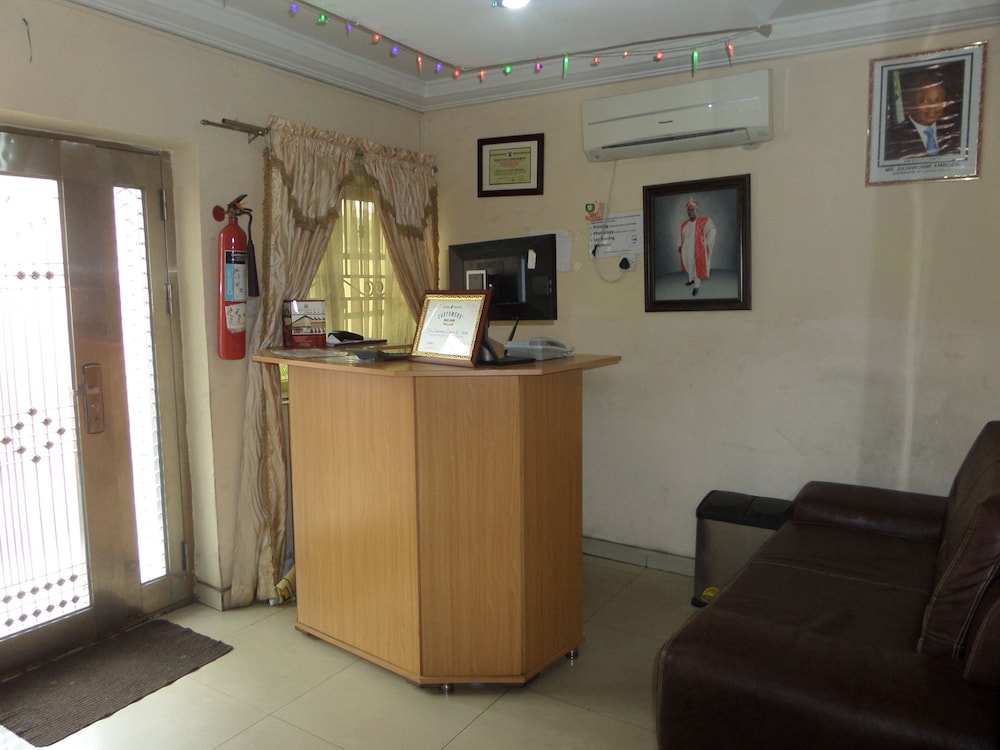 De Lawrence Court Suites 4/41