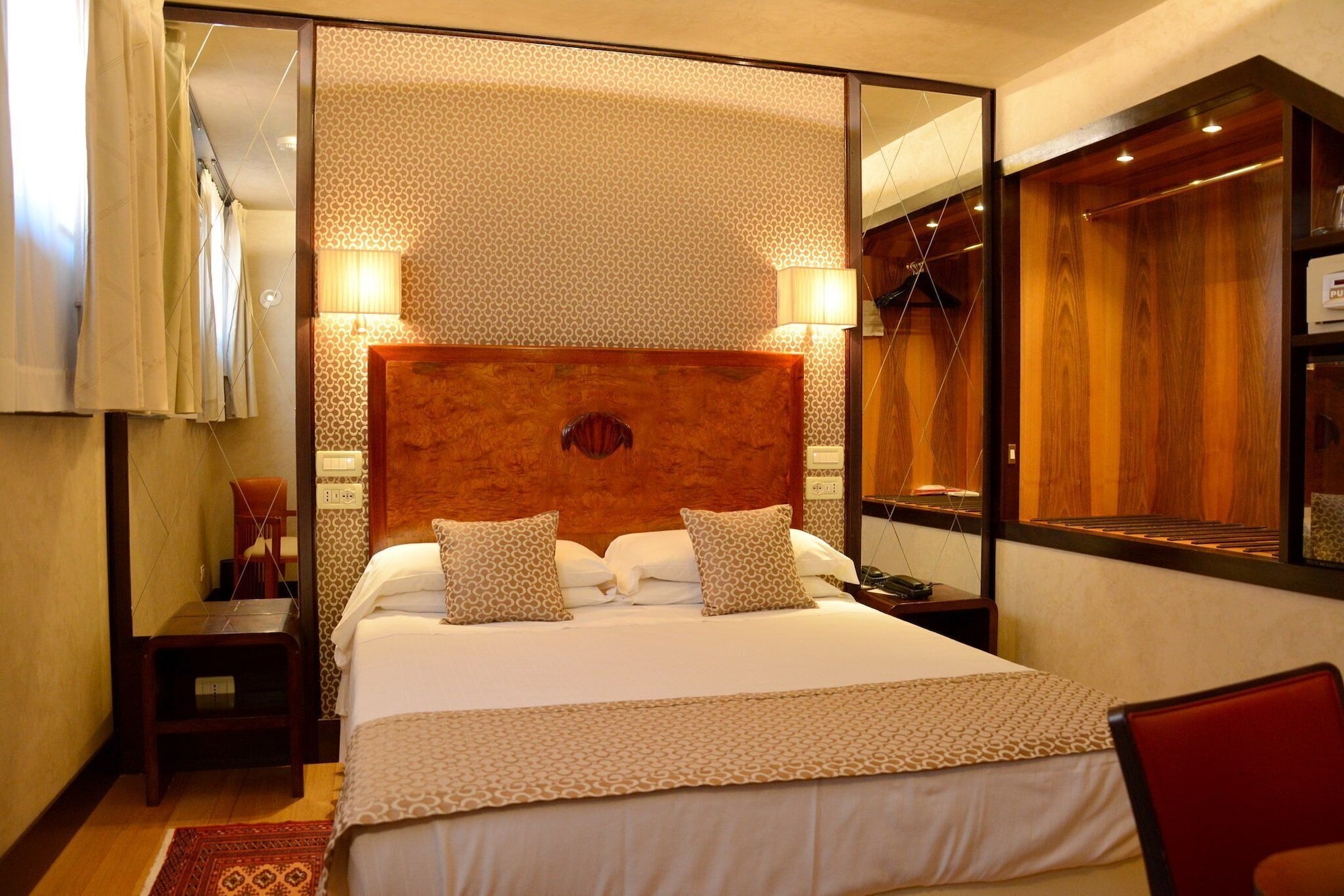 ROOM, SINGLE