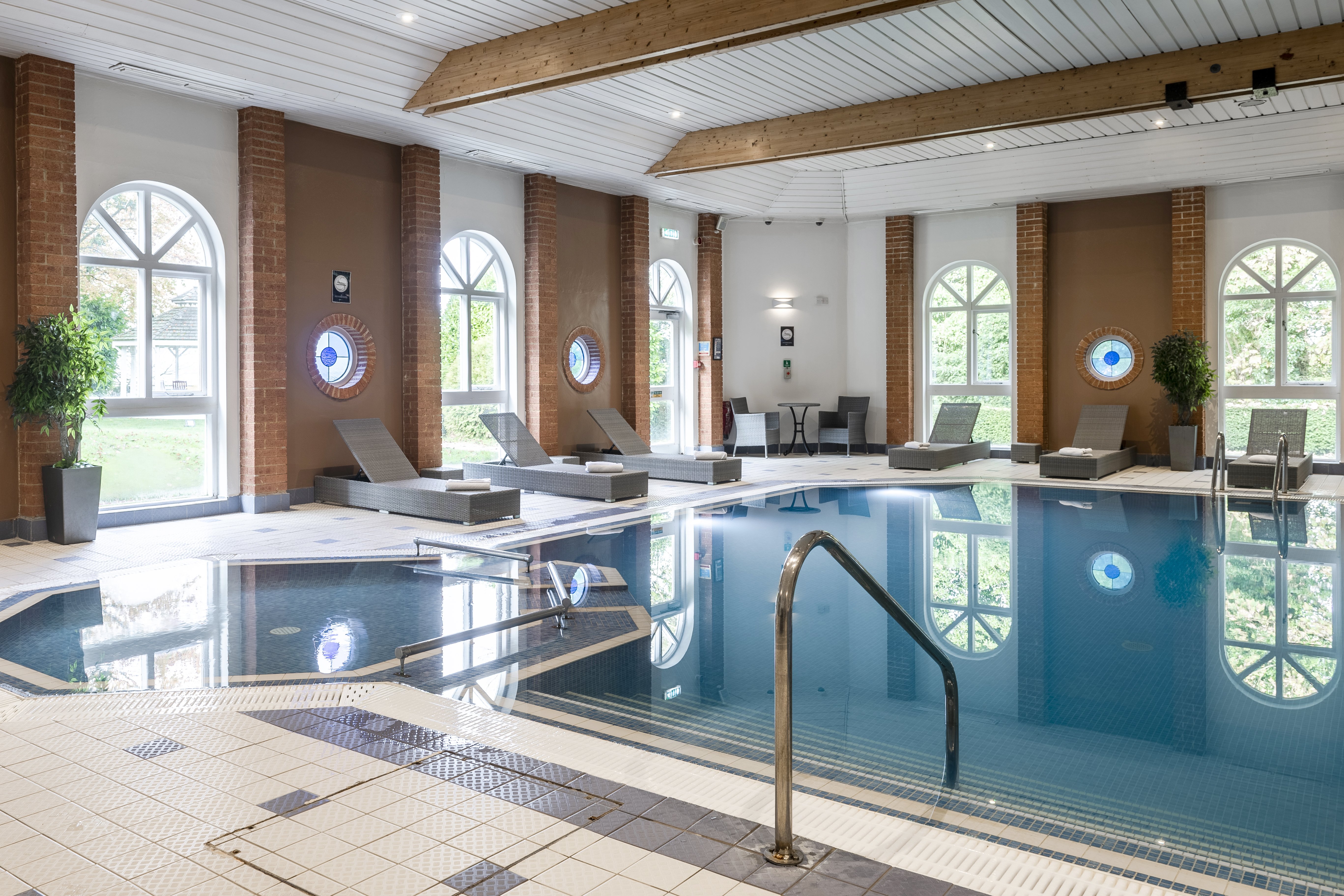 Hogs Back Hotel And Spa 12/26