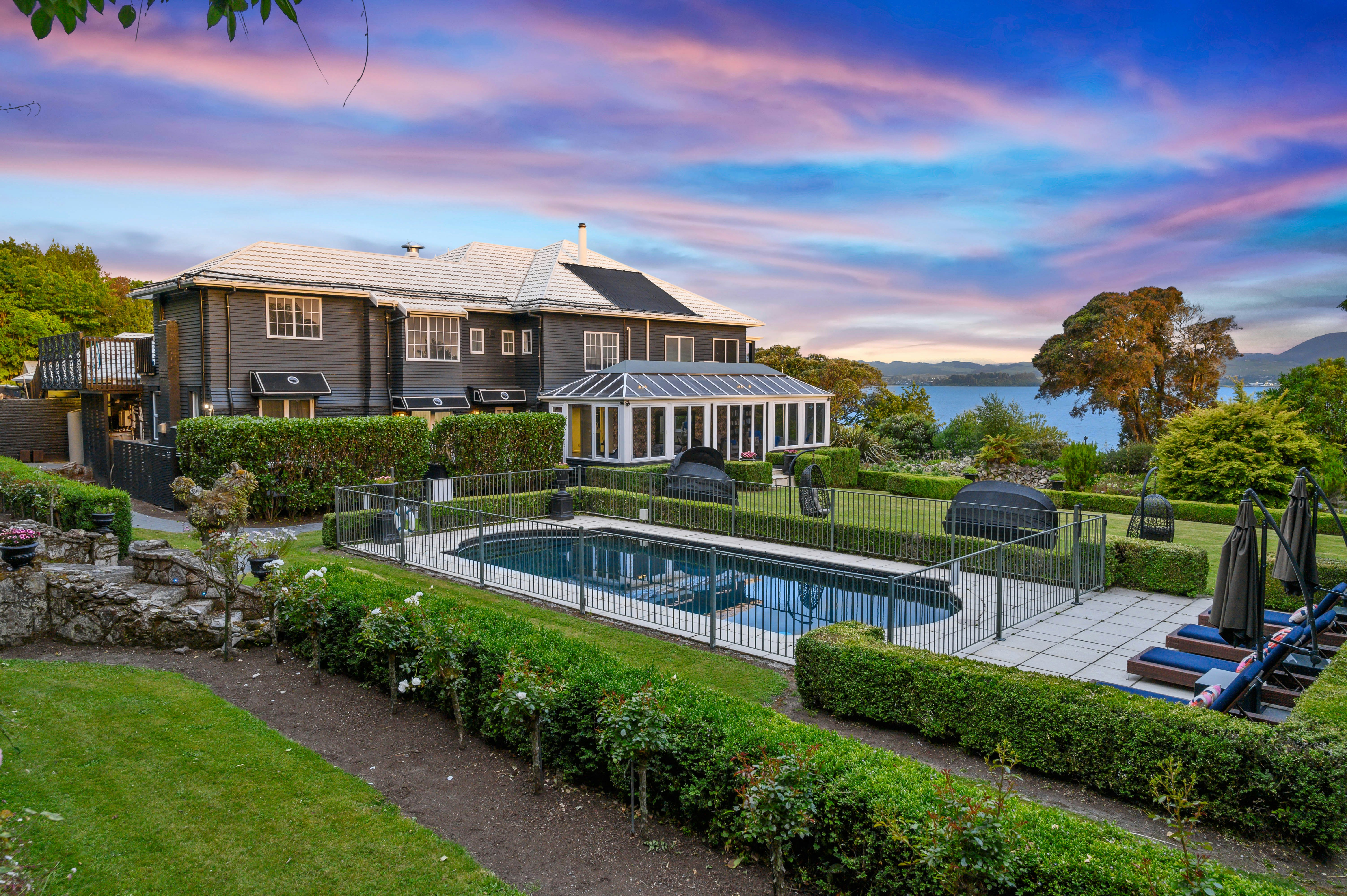 Black Swan Lakeside Boutique Hotel 19/21