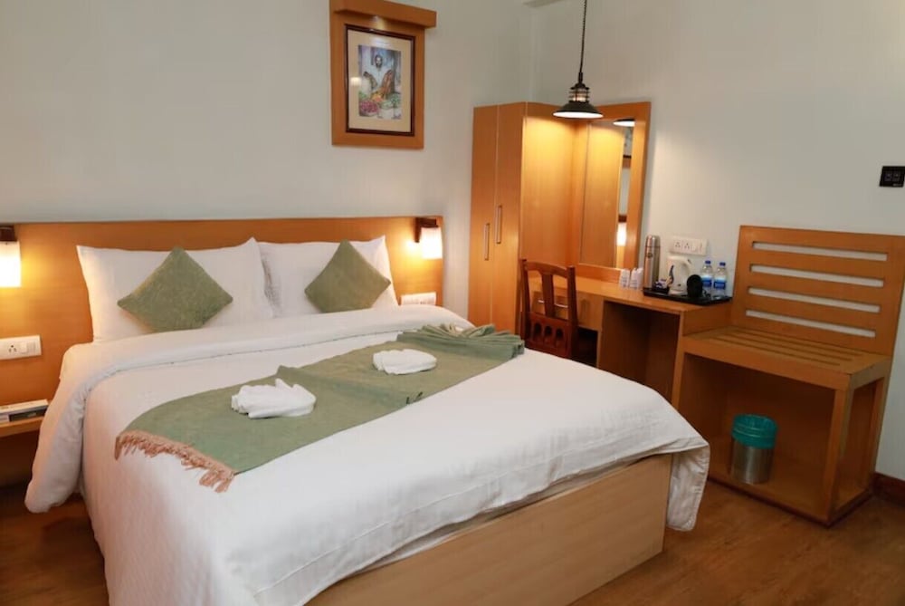 1 BEDROOM, PREMIUM, KING BED, HILL VIEW