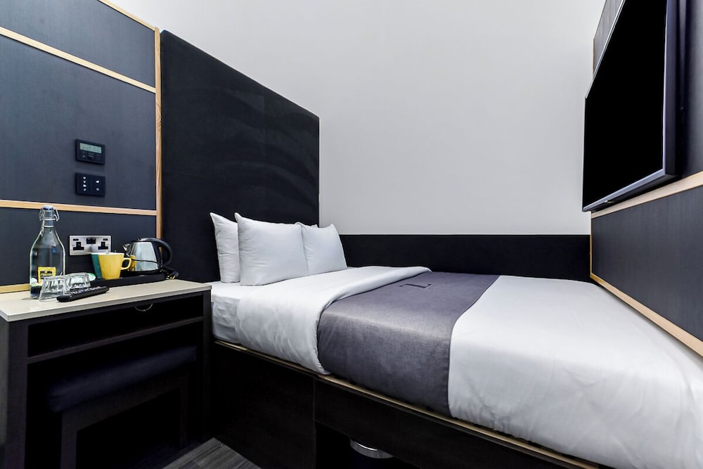 ROOM, DOUBLE BED, NO WINDOW
