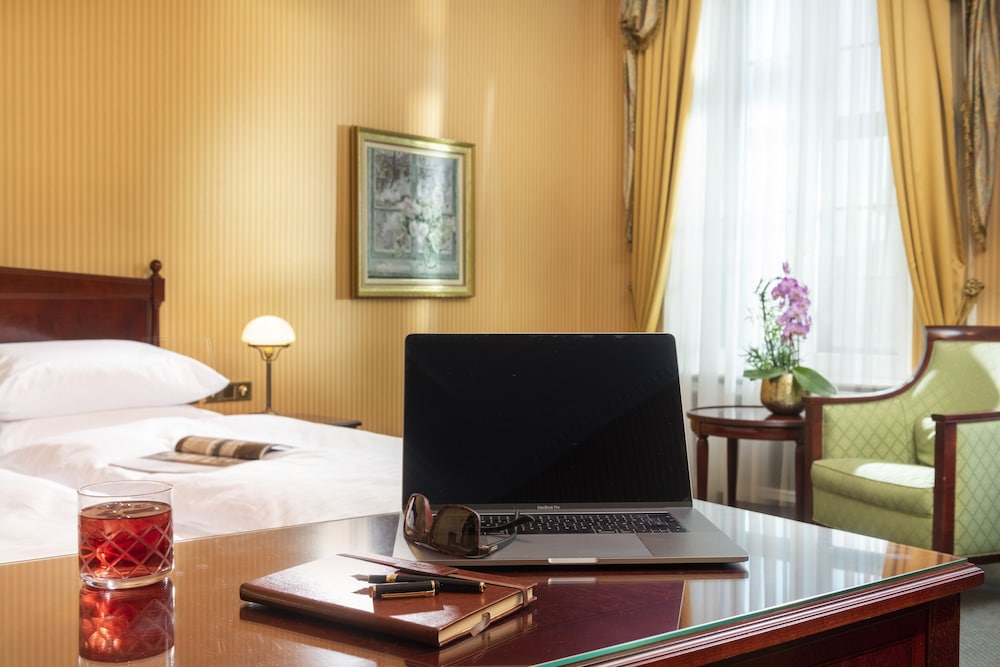 Best Western Premier Grand Hotel Russischer Hof 62/67