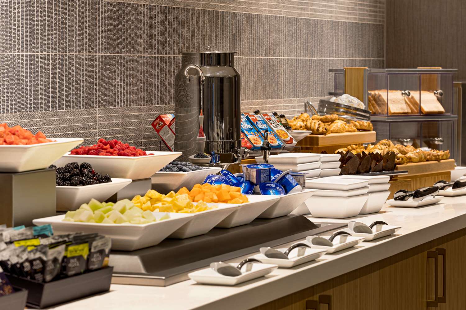 DoubleTree by Hilton Pointe Claire Montreal Airport West 7/13