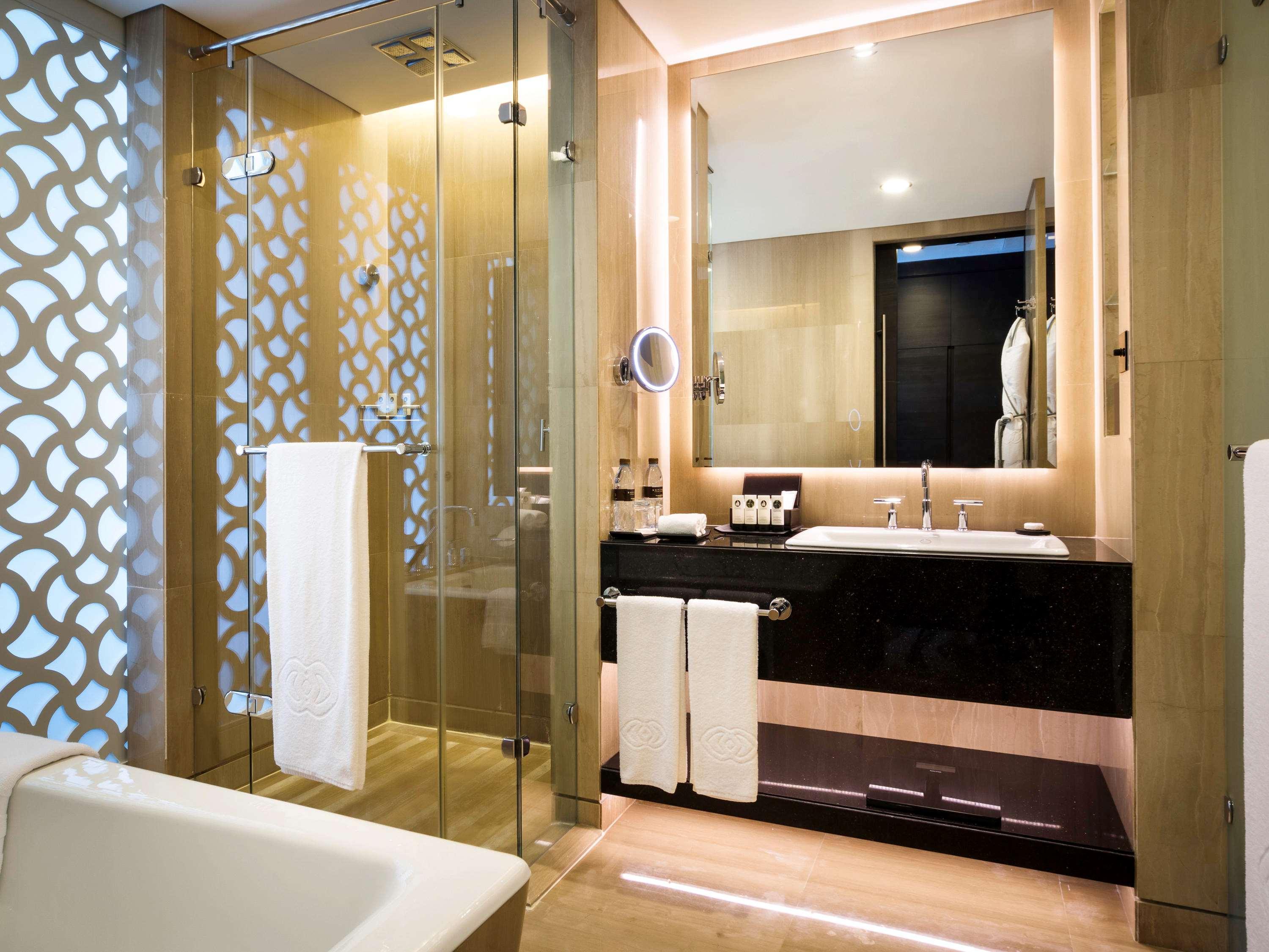 Prestige, Suite, King Bed, City and Sea View, Living Area، Sofitel Abu Dhabi Corniche 3/4