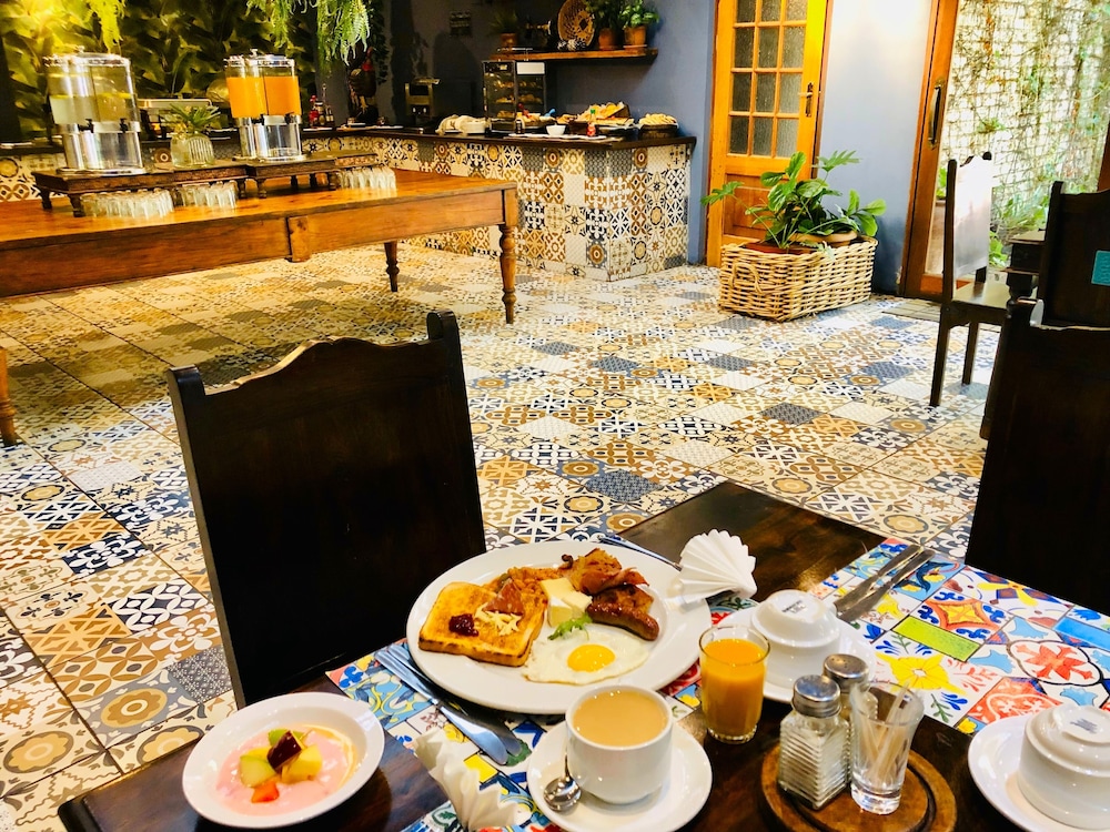 Shangri-La Country Hotel 34/50