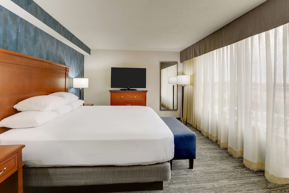 2 ROOMS, SUITE, KING BED, SOFA, HIGH FLOOR
