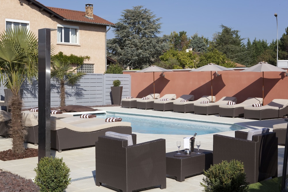 HÔTEL LES PIERRES DORÉES 33/39