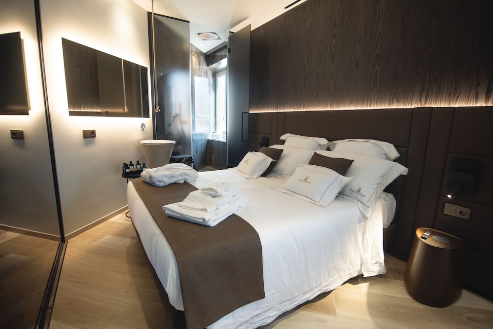 Tritone Luxury Suites 15/30