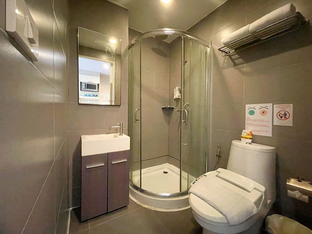 Arawana Express Phrom Phong (ex. Icheck Inn Regency Sukhumvit) 47/52