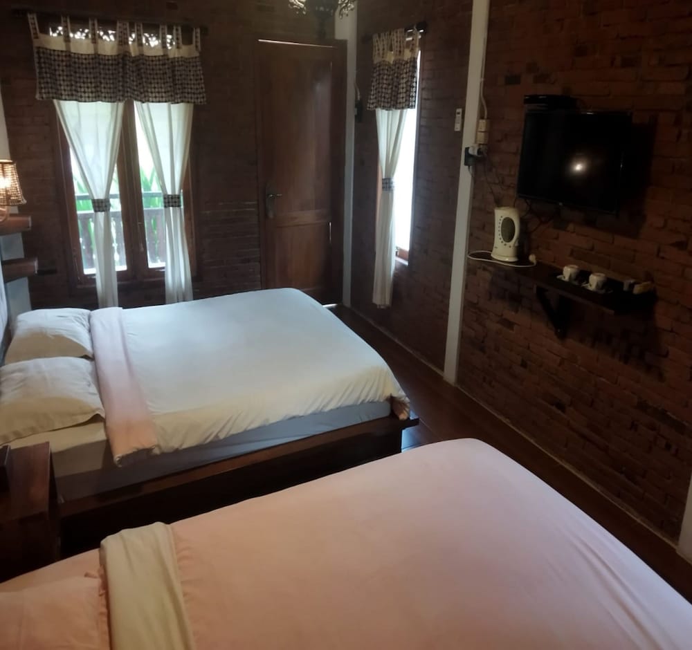 Omah Teras Bata Guesthouse by ZUZU 6/16