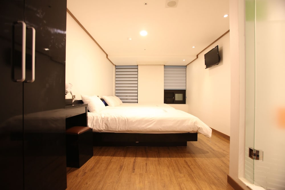 غرفة قياسية ثلاثية بسرير مزدوج وسرير فردي، Myeongdong Mom House 2/3