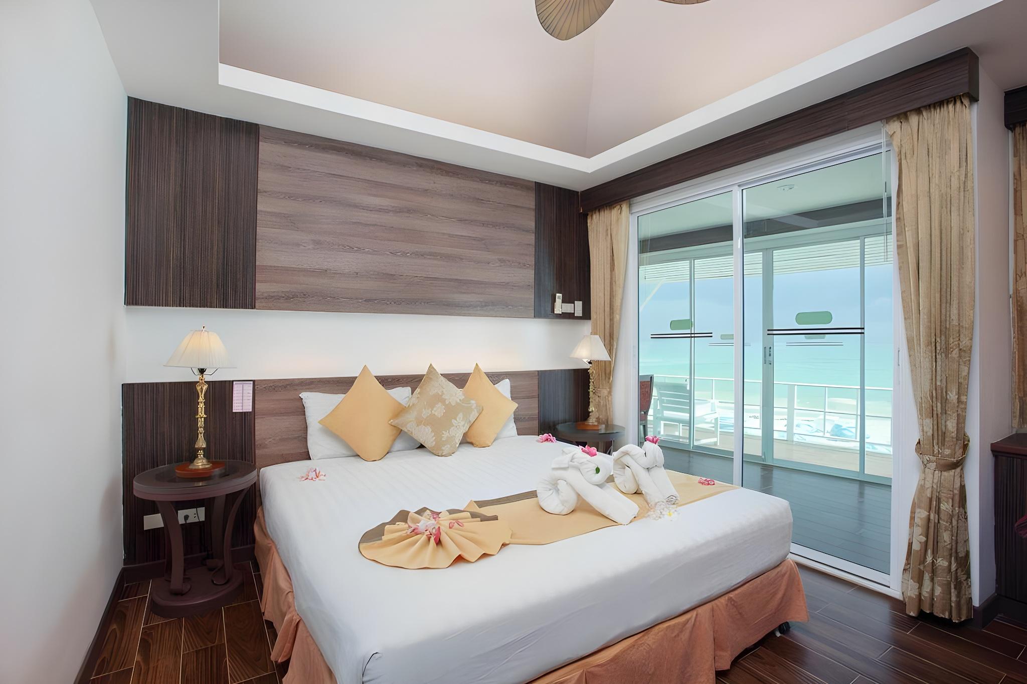 Deluxe, Beach Front