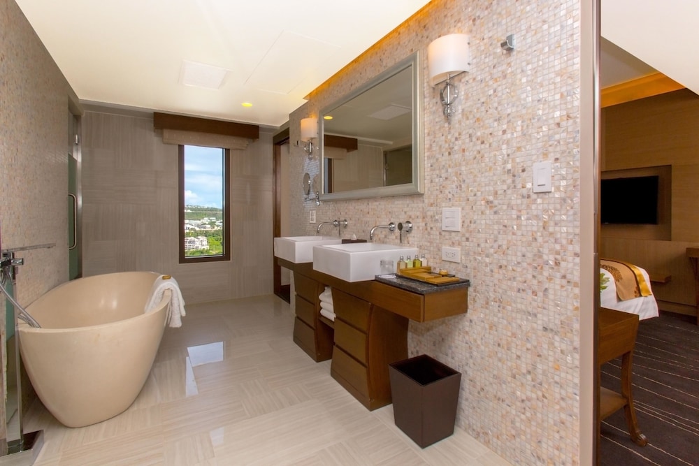 Dusit Thani Guam Resort 50/50