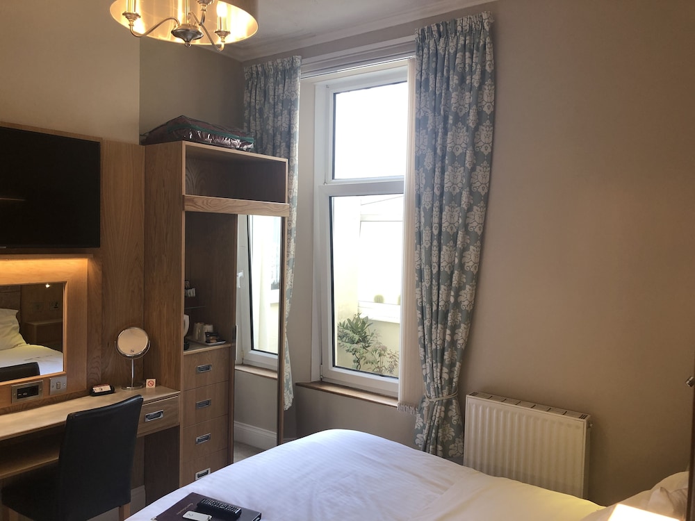 Edgcumbe Guest House 15/32