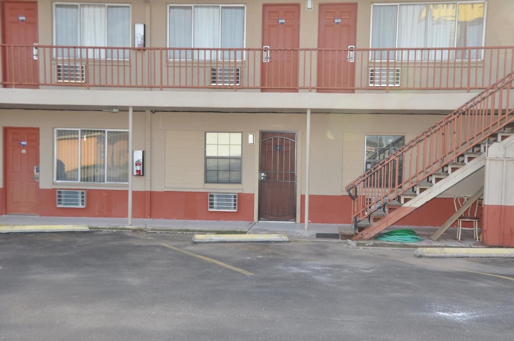 Budget Inn 35/38