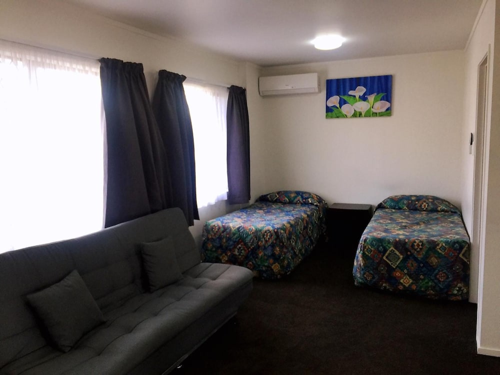 Grosvenor Motor Inn 20/50