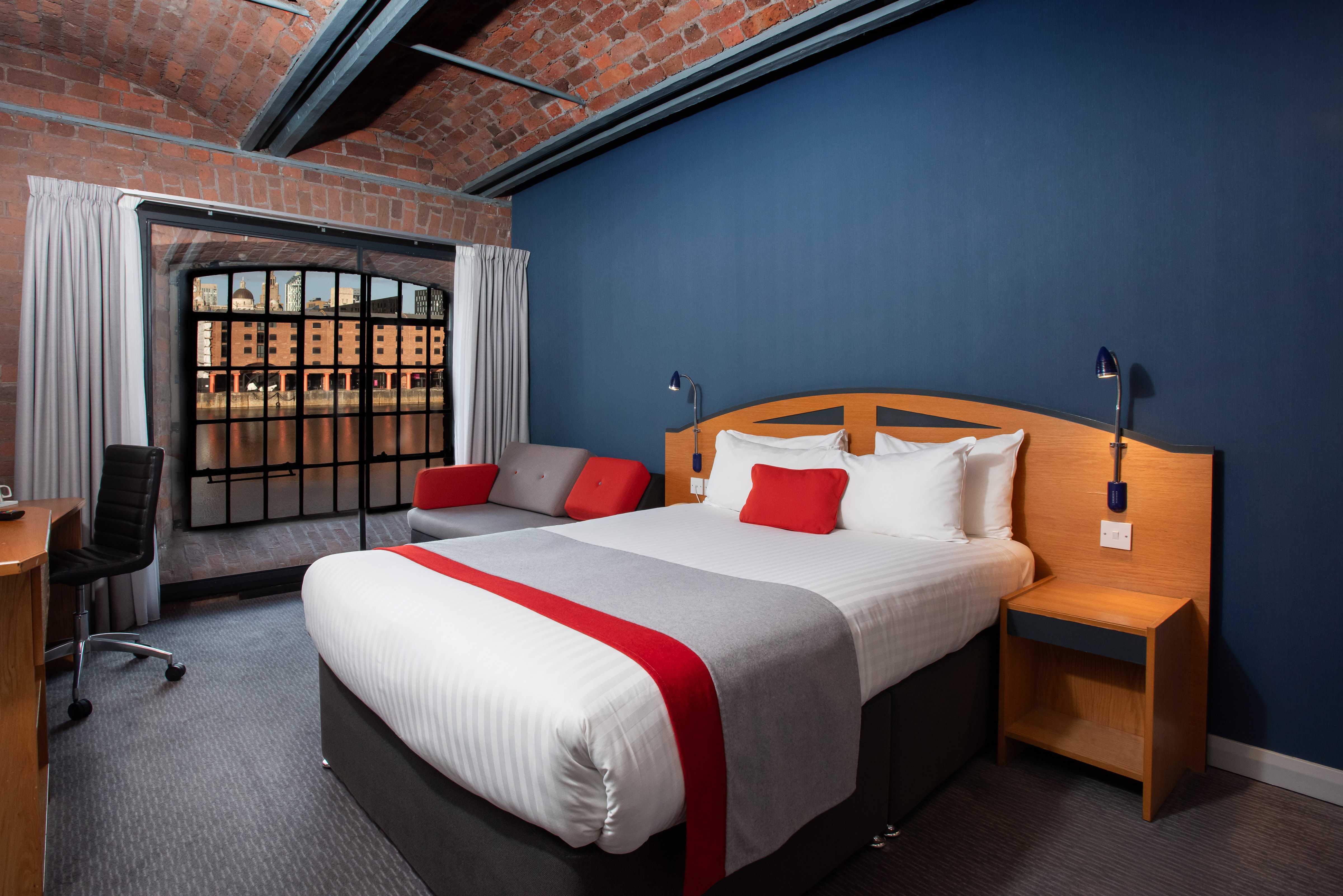 Holiday Inn Express Liverpool Royal Albert Dock 26/76