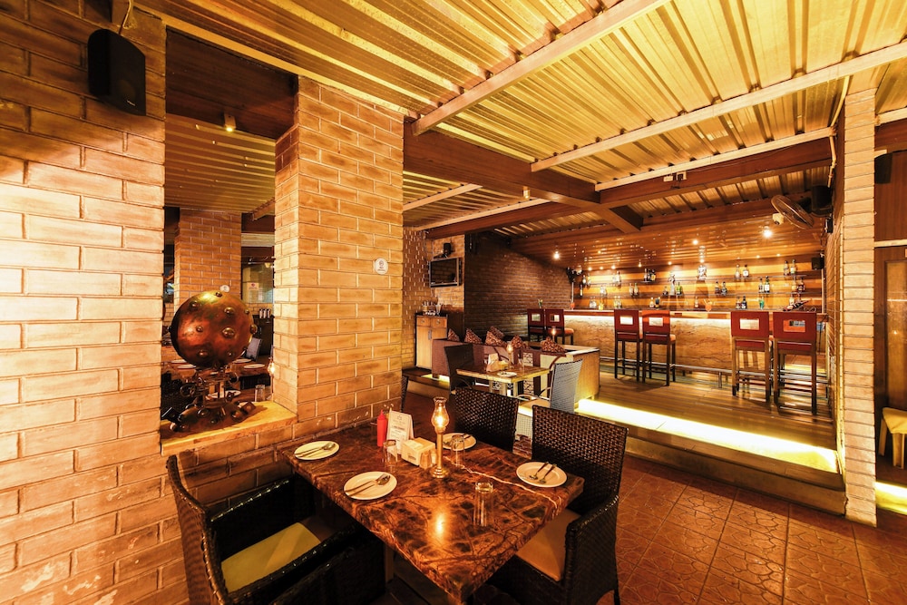 HOTEL ROOPA 53/63