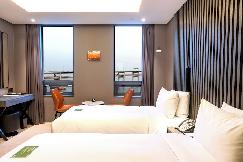 DELUXE, TWIN BEDS, CITY VIEW