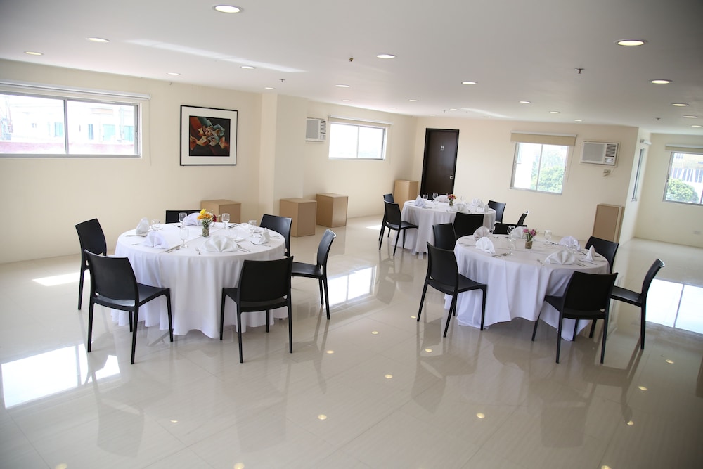 Nichols Airport Hotel 40/61