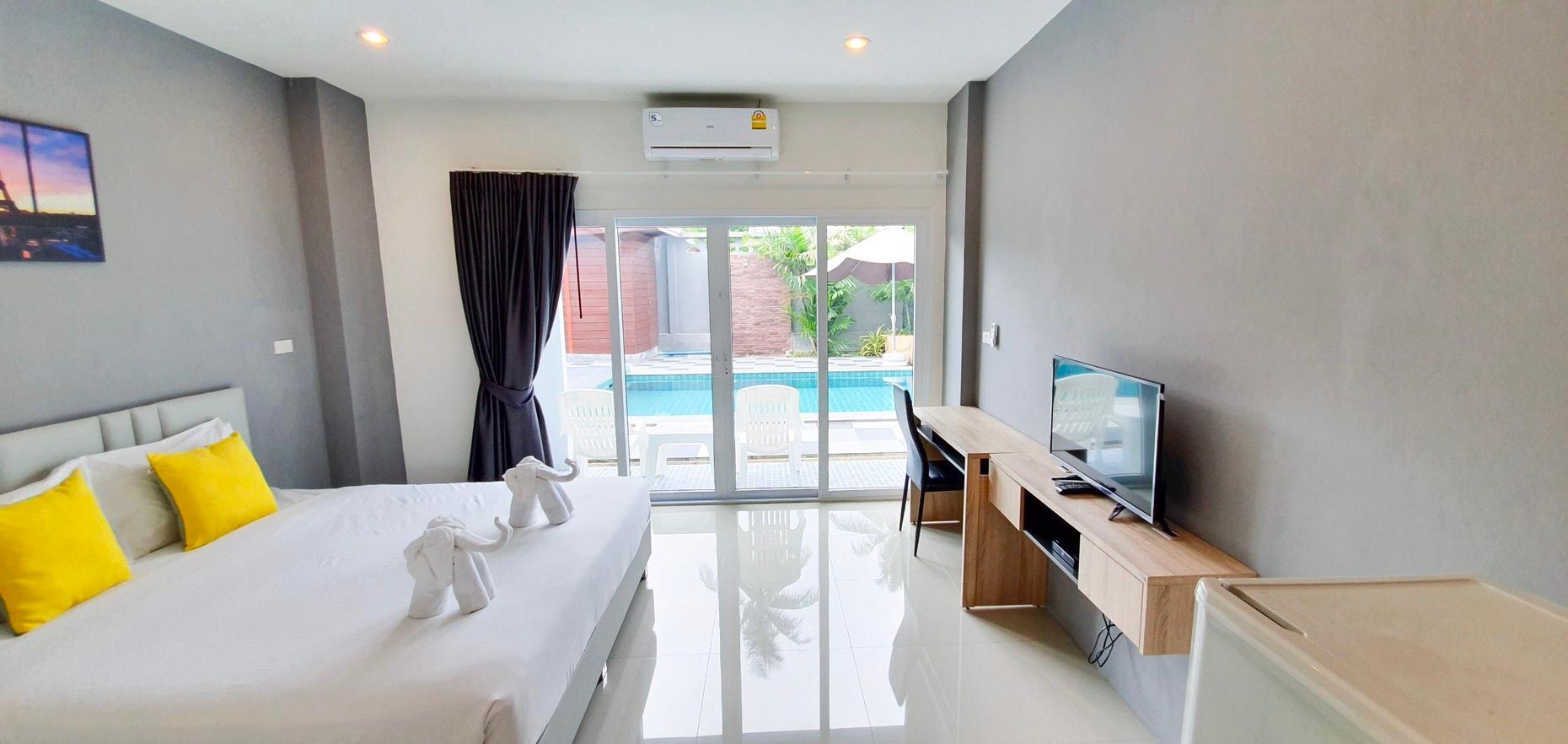 Grand, Deluxe, King Bed, Pool Side