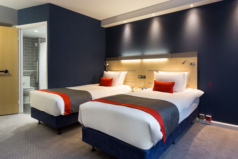 Holiday Inn Express Watford Junction 24/68