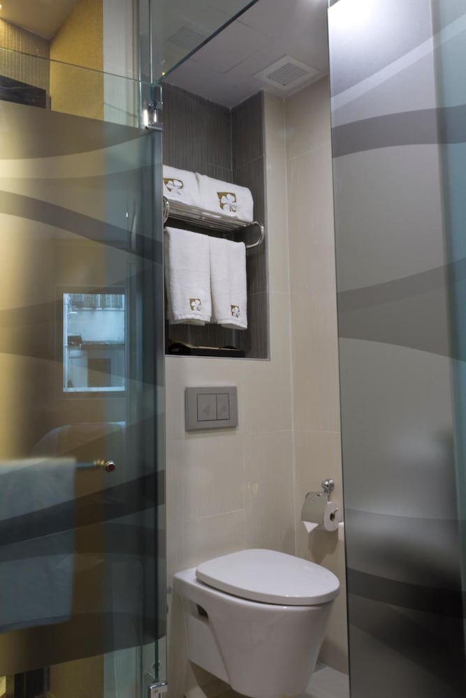 HOTEL CLOVER 5 HONGKONG STREET 34/37