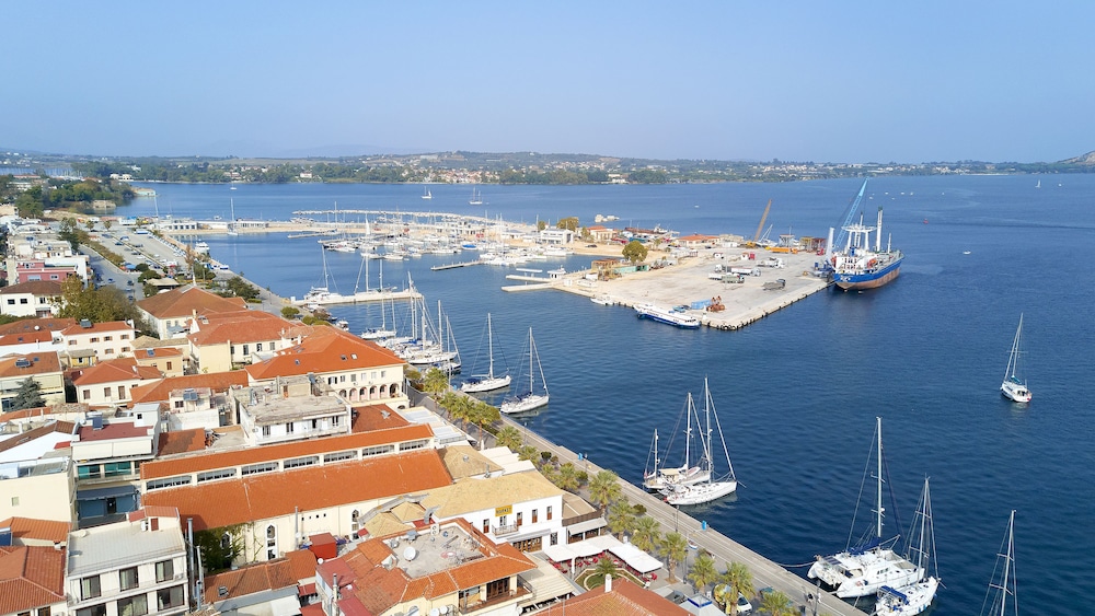 Dioni Boutique Hotel 44/45