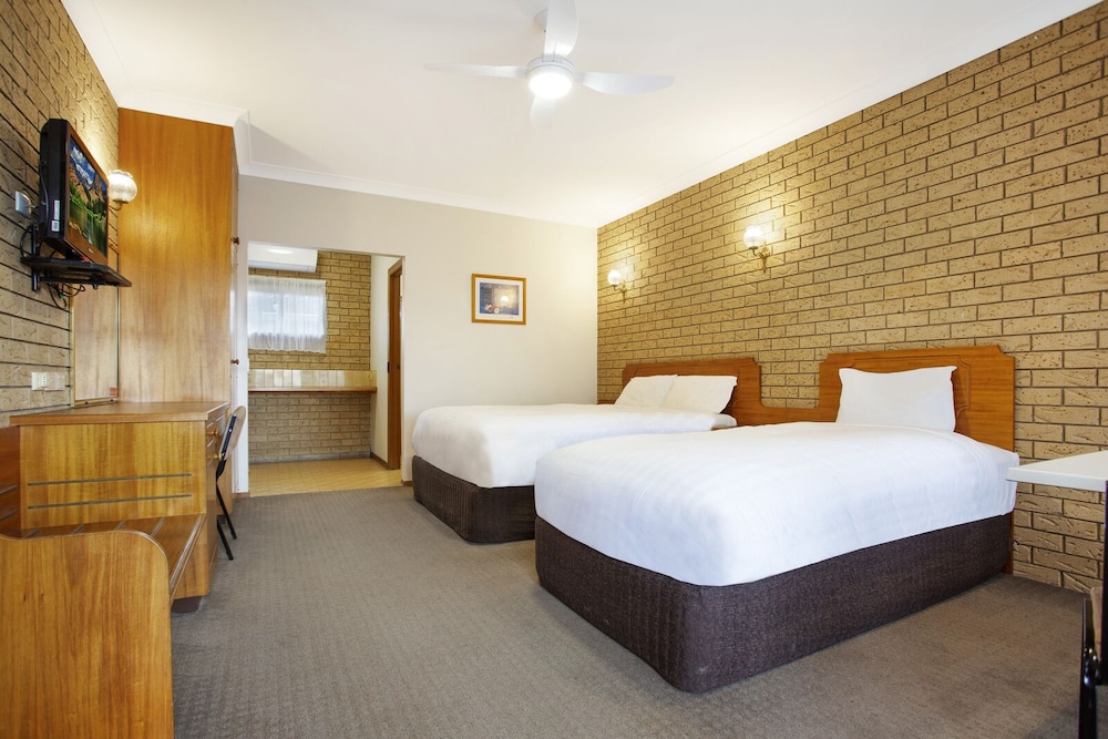 Manifold Motor Inn 7/26