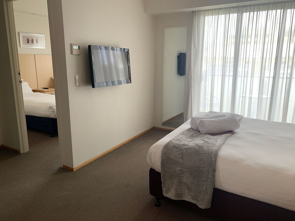 AIRPORT ASCOT MOTEL 33/64