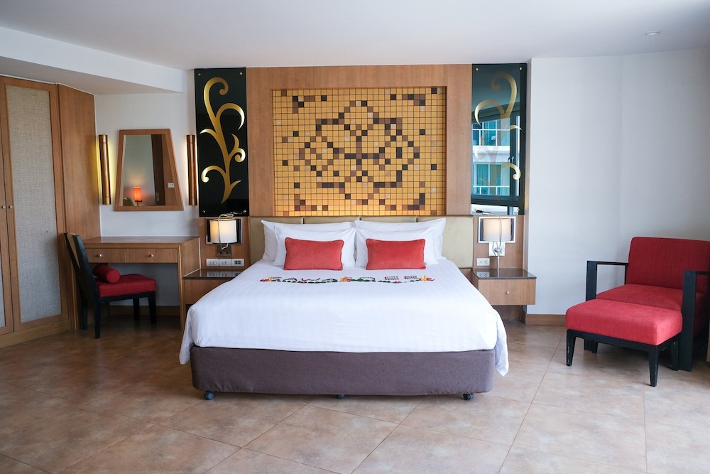 جناح ديلوكس بسرير كينج بإطلالة على المسبح مع أريكة، Centara Nova Hotel Pattaya 4/10