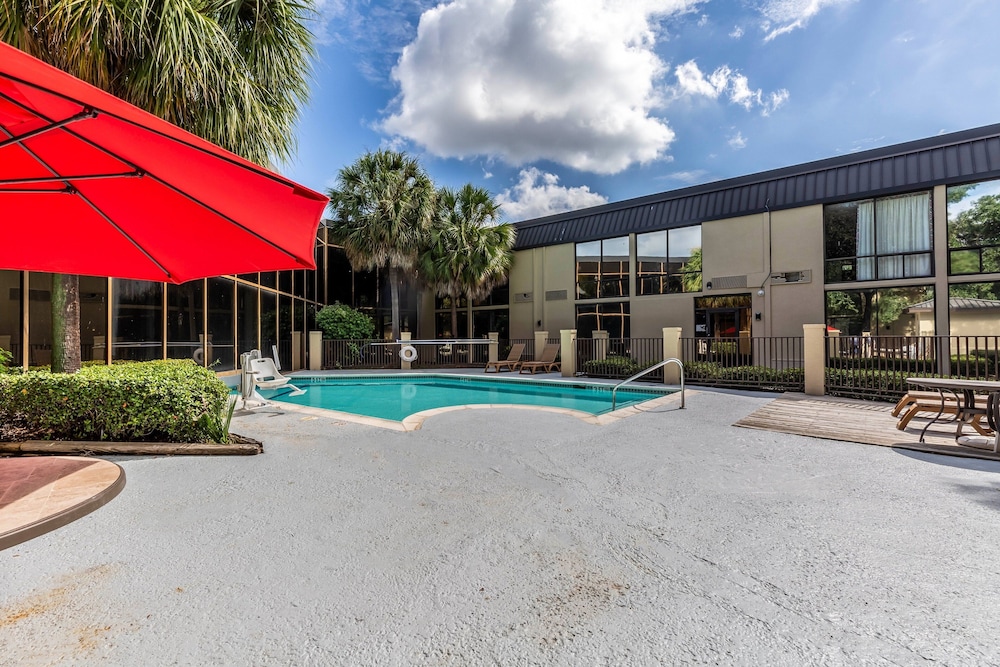 Red Roof Inn Plus and Suites Houston IAH Airport SW 22/34