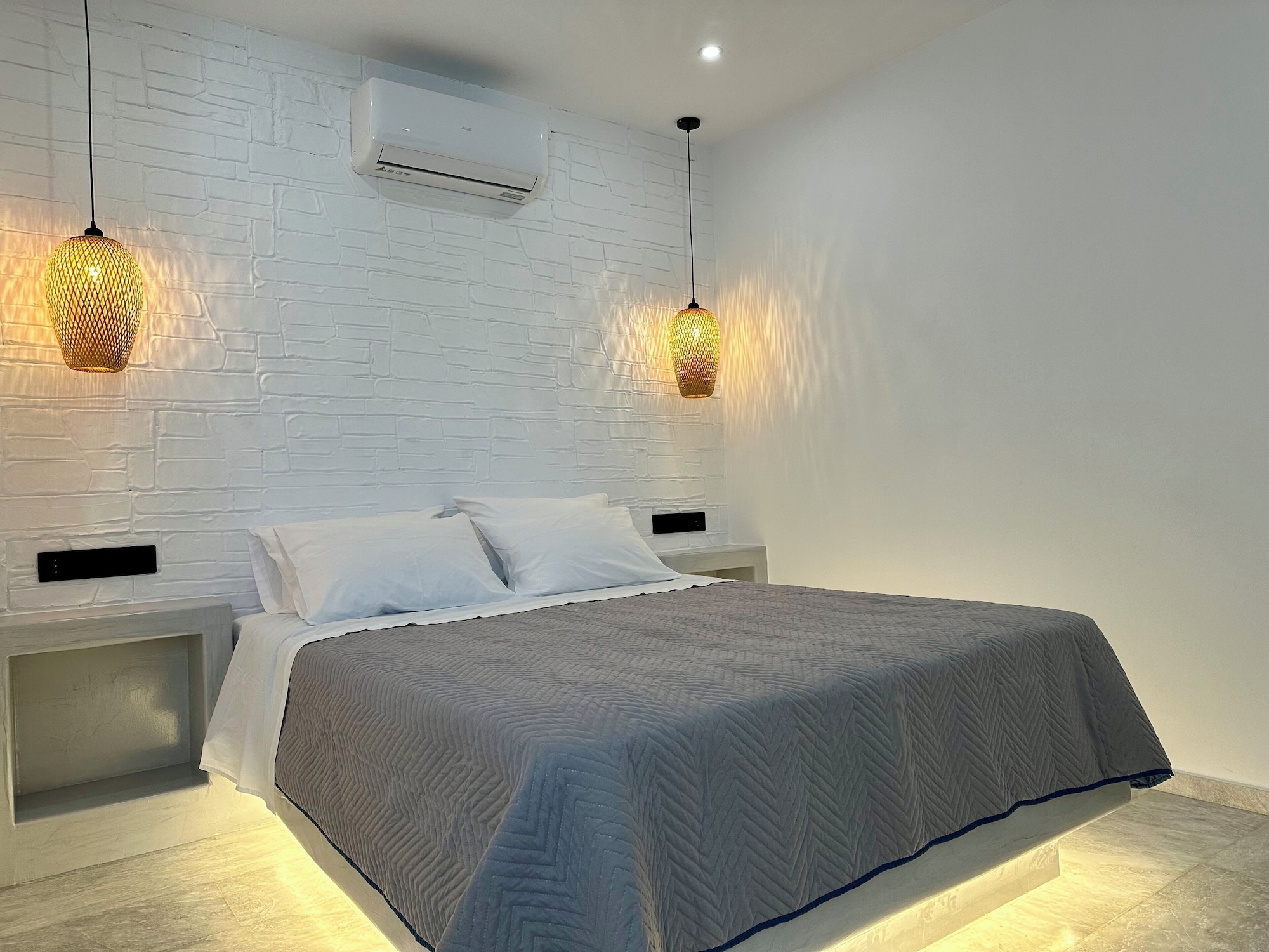 ROOM, TWIN BEDS