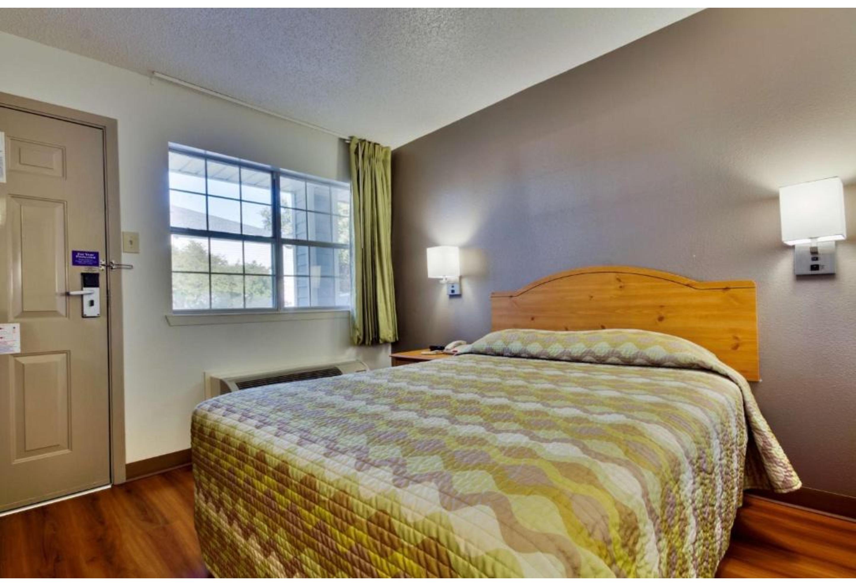 1 Queen Bed - ADA/Tub, Non-Smoking