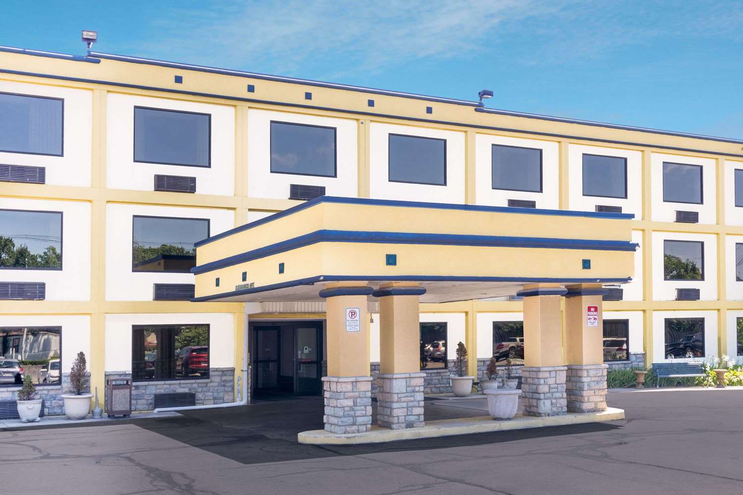 Days Inn by Wyndham Columbus Airport 2/37