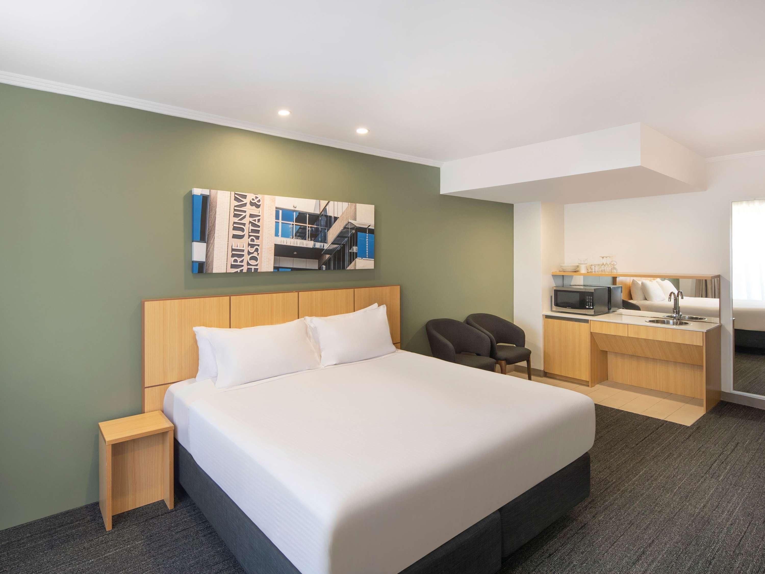 DELUXE, KING BED, ACCESSIBLE