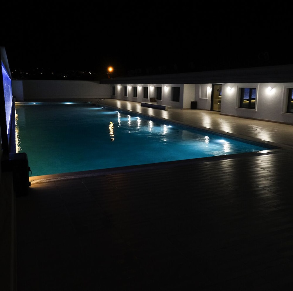 MQ Hotel Suites 52/60